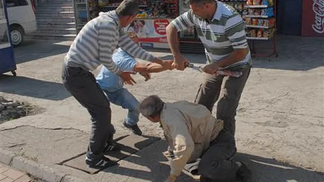 Adliye yanında amcaya dayak