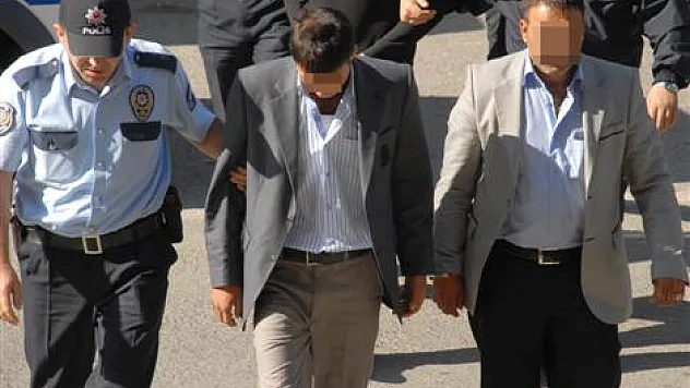 Evlerinde silah ele geçen baba ve oğlu gözaltına alındı