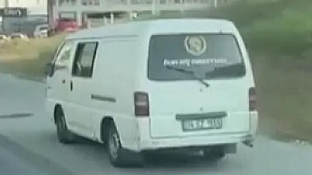 Kaldırımdan giden sürücü, yayalara korna çalarak yol istedi