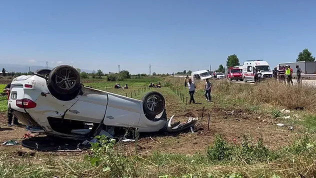 Kontrolden çıkan otomobil park halinde bulunan minibüse çarptı: 2 ölü, 4 yaralı