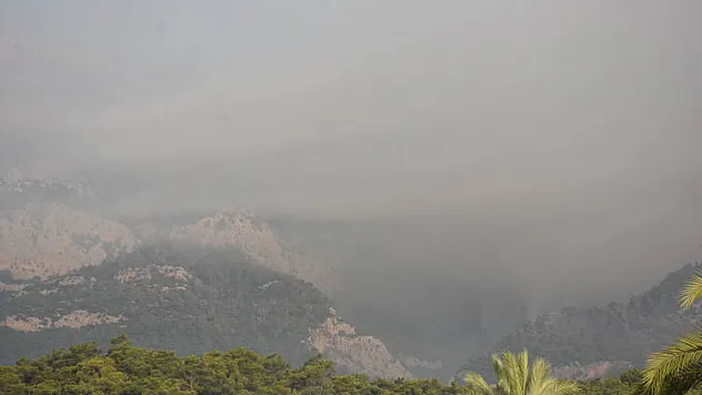 Antalya'nın Kemer ilçesindeki orman yangınına havadan ve karadan müdahale sürüyor