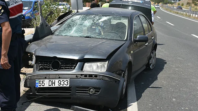 Bariyerlere çarpan otomobil hurdaya döndü: 1 yaralı