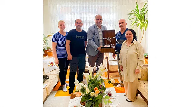 Başkan Sandıkçı'dan hacılara Kur'an-ı Kerim hediyesi