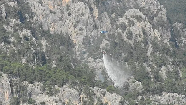 Antalya'nın Kemer ilçesindeki orman yangınına havadan ve karadan müdahale sürüyor