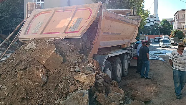 Geri manevra yapan hafriyat kamyonu baba ve 2 çocuğunu ezdi