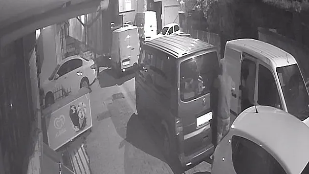 İstanbul'da film gibi hırsızlık kamerada: Araca yol verip hırsızlığa devam ettiler