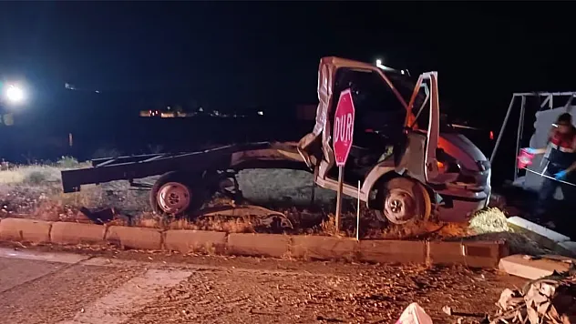 Kırşehir'de feci kaza: 2 ölü, 3 yaralı