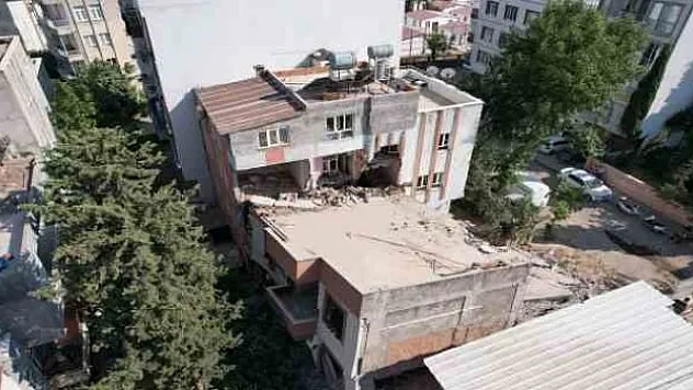 Ağır hasarlı bina yıkım esnasında hafif hasarlı binanın üzerine yıkıldı