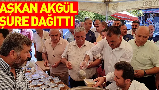 Salıpazarı Belediye Başkanı Akgül vatandaşlara aşure dağıttı