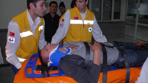 Dereye yuvarlanan araçtan atlayarak kurtuldu