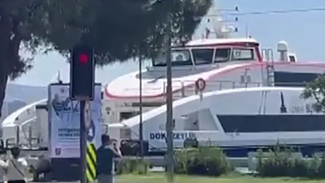 İzmir'de yolcu gemisinin kıyıya çarpma anı kamerada