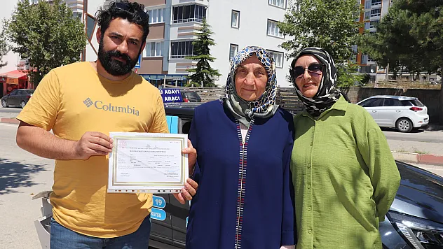 43 yıllık eşi için 67 yaşında ehliyet sınavına girdi