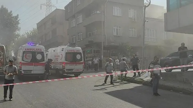 Bayrampaşa'da bir iş merkezinde çıkan yangına itfaiye ekiplerince müdahale ediliyor