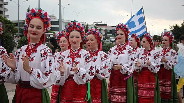 Uluslararası dansçılardan kortej yürüyüşü