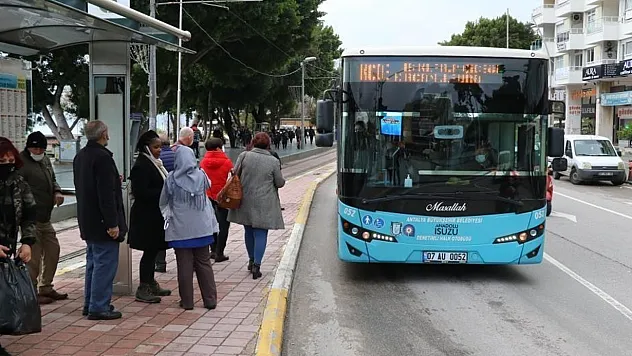 Antalya'da şoförsüz kalan toplu taşıma araçlarına dev afişler de çözüm olmadı