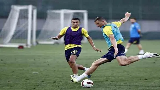 Fenerbahçe, günün ikinci antrenmanında çift kale maç yaptı