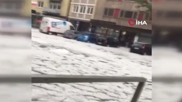 Almanya'yı dolu vurdu, yollar beyaza büründü