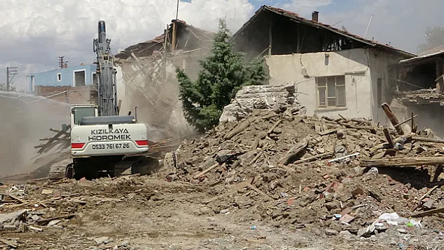 Malatya'da ağır hasarlı binaların yıkım işlemleri sürüyor