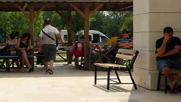 Öğretmen adayları içeride aileler dışarıda ter döktü