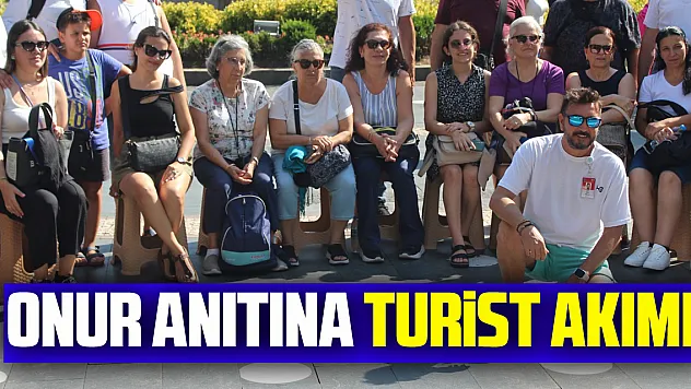 Onur anıtına turist akımı