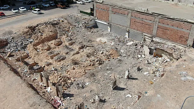 Enkazların yerini boş araziler aldı