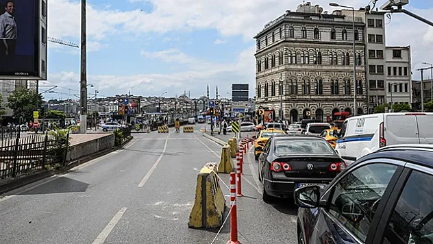 Galata Köprüsü'ndeki bakım çalışması trafikte yoğunluğa neden oldu
