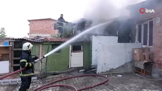 Çocuğun çakmakla oyunu evi kül etti, aile gözyaşları içinde kaldı