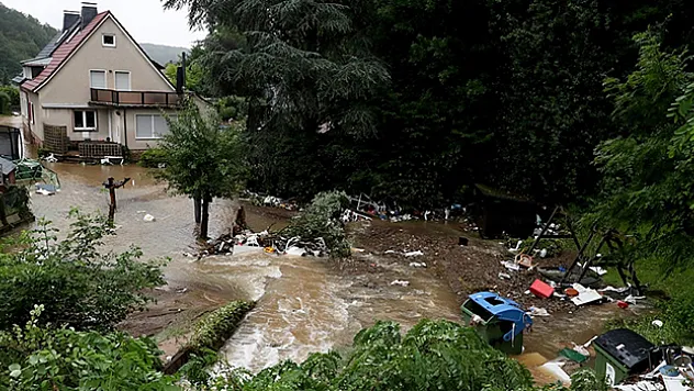 Almanya'nın güneyinde etkili olan şiddetli yağış su baskınlarına yol açtı