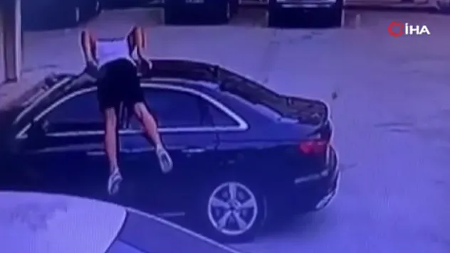 Örümcek adam gibi oto faresi...Sunroof'tan girip çaldı