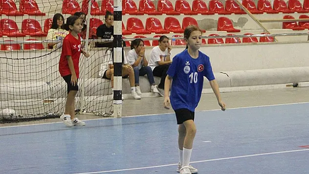 Milli takıma seçilen ablasından etkilendi hentbola başladı