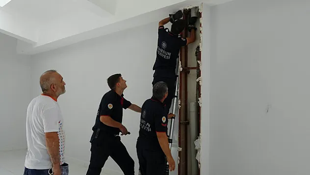 Tahliye borusuna sıkışan kedi için ekipler seferber oldu