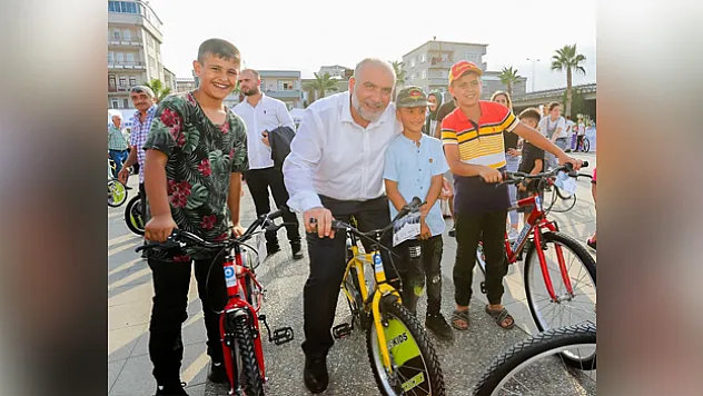 Canik'te çocuklar hediyelerine kavuşuyor