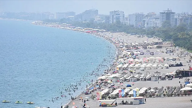 Sıcak hava ve nemden bunalanlar sahillerde yoğunluk oluşturdu