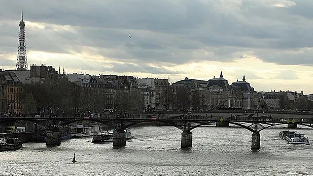 Paris'teki Sen Nehri'nde yapılması planlanan bir yüzme etkinliği daha kirlilik nedeniyle iptal edildi