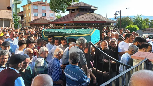 Pompalı tüfekle vurulan genç toprağa verildi