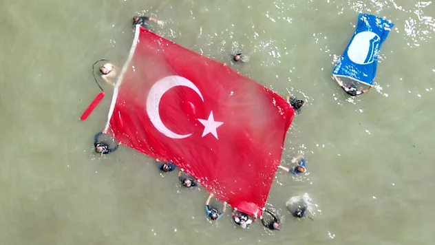 Denizde çöp toplama etkinliği: Türk bayrağı açtılar