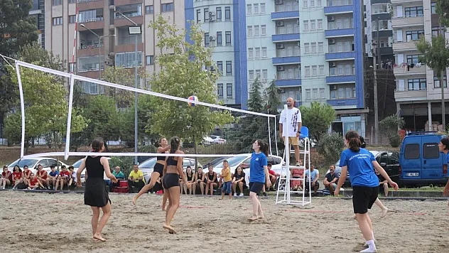 Akçaabat'ta plaj voleybolu heyecanı başladı