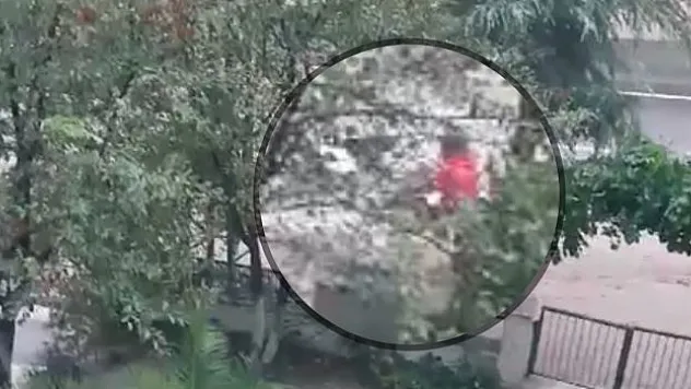 Heyelan ve sel sularına kapılan vatandaşların ölümden döndüğü anlar kamerada