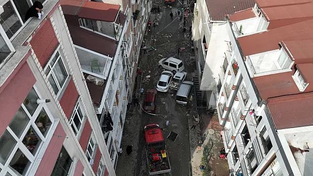 Derenin taşmasıyla su basan sokak havadan görüntülendi