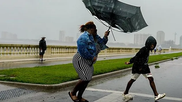 Atlantik Okyanusu'nda ilerleyen Lee Kasırgası'nın hızı 5. kategoriye ulaştı