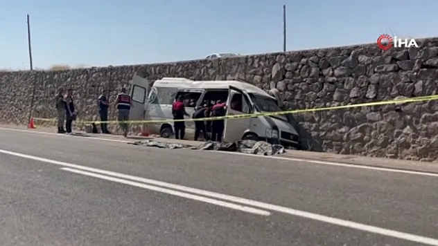 Tarım işçilerini taşıyan minibüs devrildi: 3 ölü, 17 yaralı