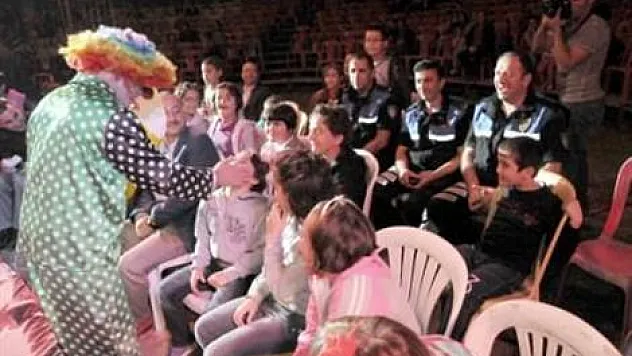 İlk kez sirke polis amcalarıyla gittiler