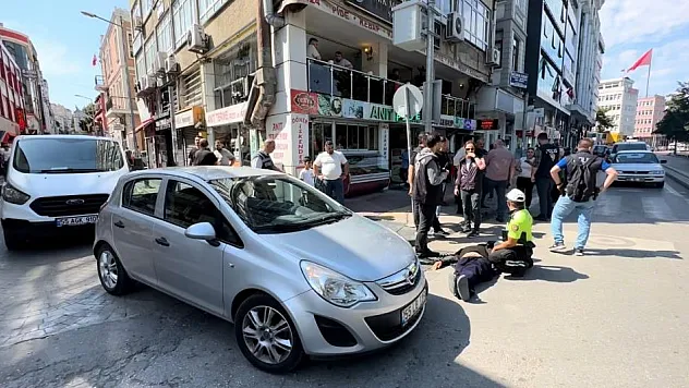 Sarhoş şahıs aracın önünden geçerken kendini yere bıraktı