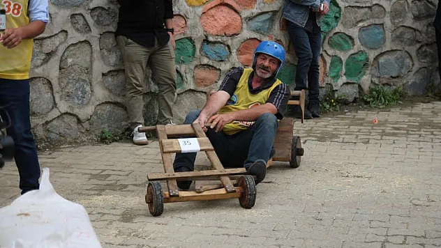 Rize'de 'Lazralli Tahta Arana yarışları' renkli görüntülere sahne oldu