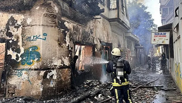 Antalya'da çıkan yangında iki metruk bina, müstakil ev ve apartman zarar gördü