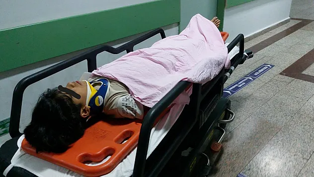 Metruk binanın çatısından düşen çocuk hastanelik oldu