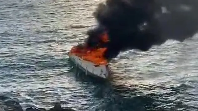 Hatay'da sürat teknesi yandı, teknedeki 5 kişiyi Sahil Güvenlik kurtardı