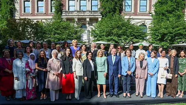 Emine Erdoğan, ABD Başkanı'nın eşi Jill Biden'ın ev sahipliğinde lider eşleri ile bir araya geldi