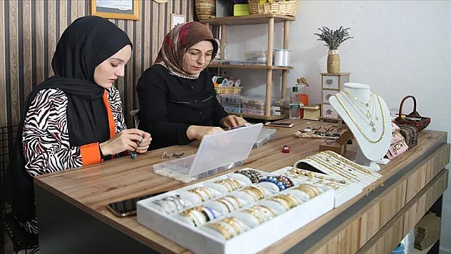 Kızı için yapmaya başladığı takılar yurt dışında alıcı buluyor