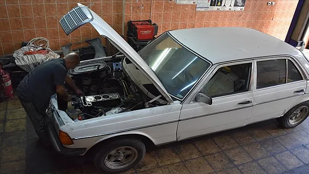 Trabzonlu usta 45 yıldır aynı marka otomobilleri tamir ediyor